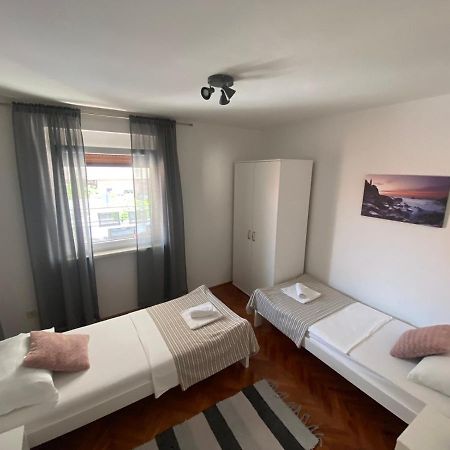 Family Beach Apartments Peroj Esterno foto