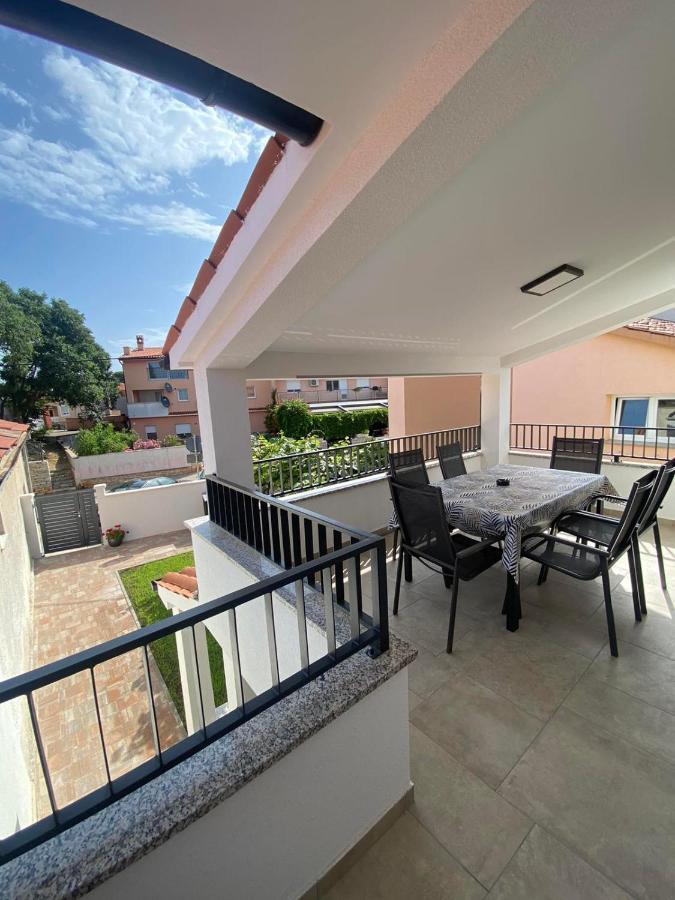 Family Beach Apartments Peroj Esterno foto