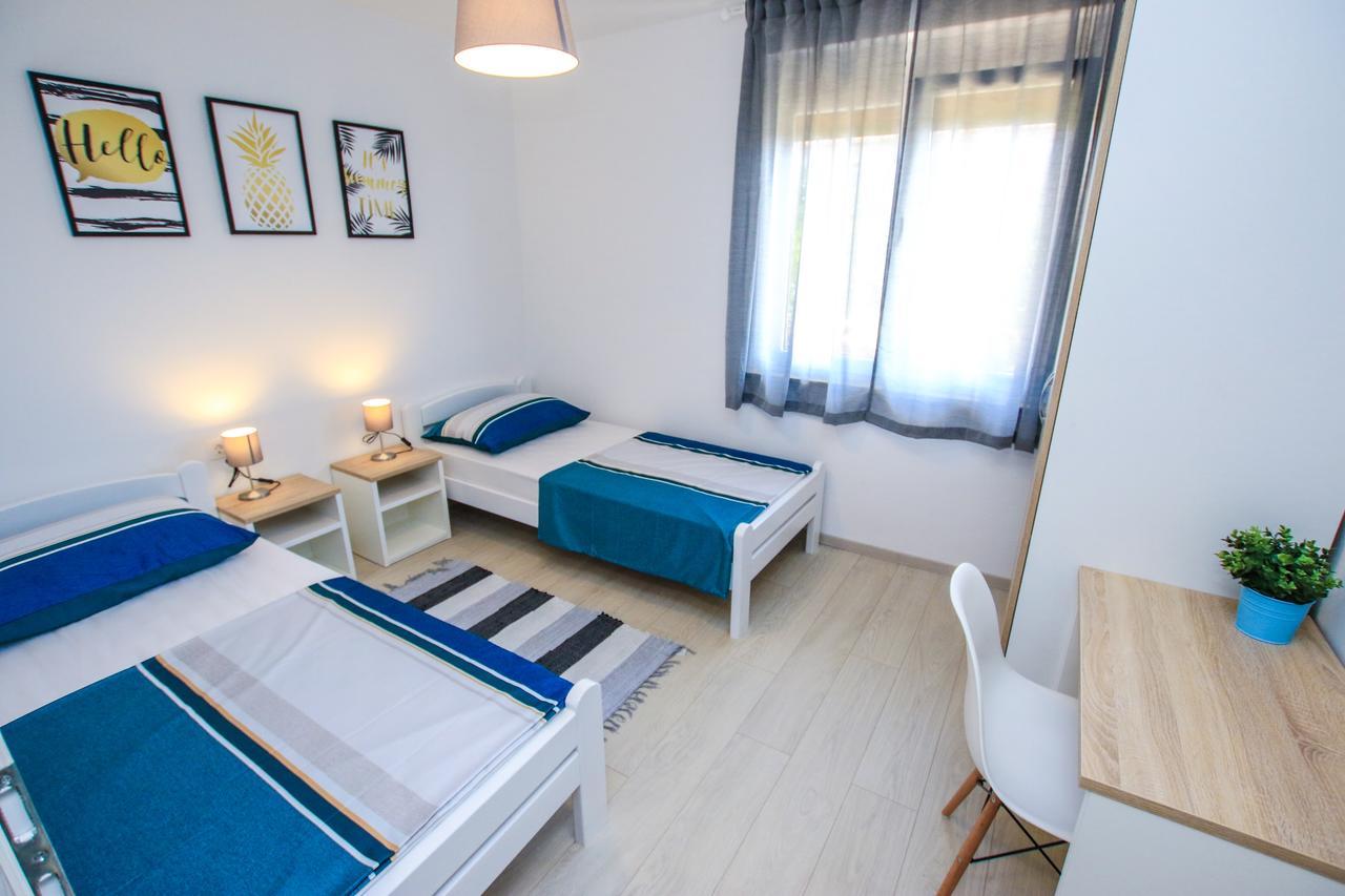 Family Beach Apartments Peroj Esterno foto