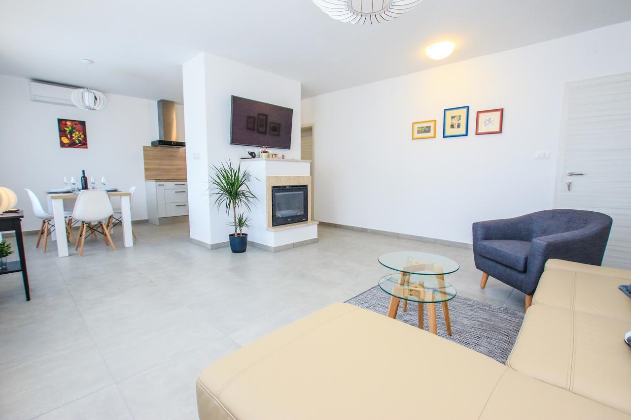 Family Beach Apartments Peroj Esterno foto