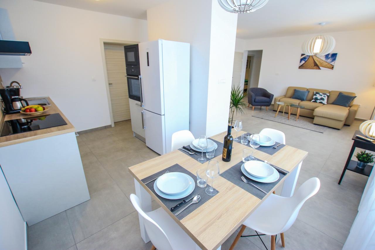 Family Beach Apartments Peroj Esterno foto