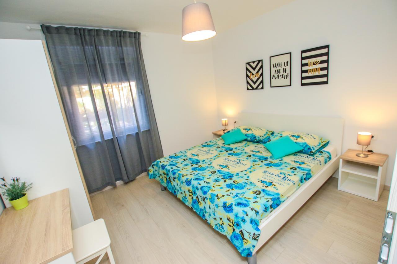 Family Beach Apartments Peroj Esterno foto