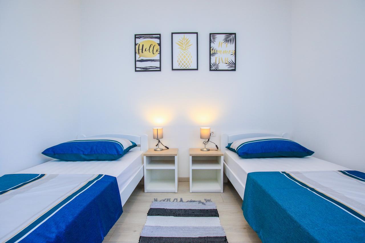 Family Beach Apartments Peroj Esterno foto