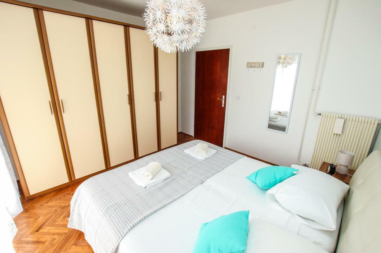 Family Beach Apartments Peroj Esterno foto